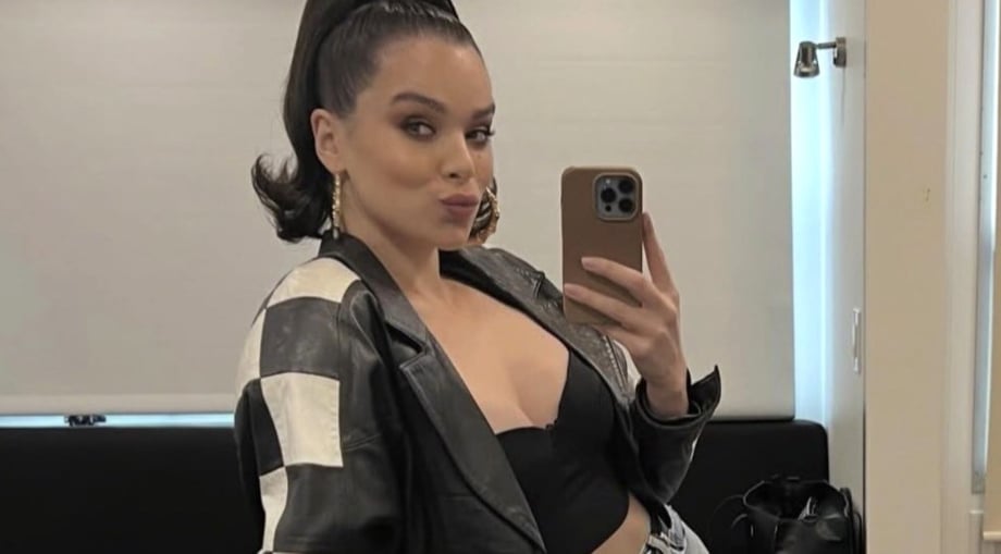 SINNERS Star Hailee Steinfeld Dresses As Her Character, Vampire Mary, For Halloween